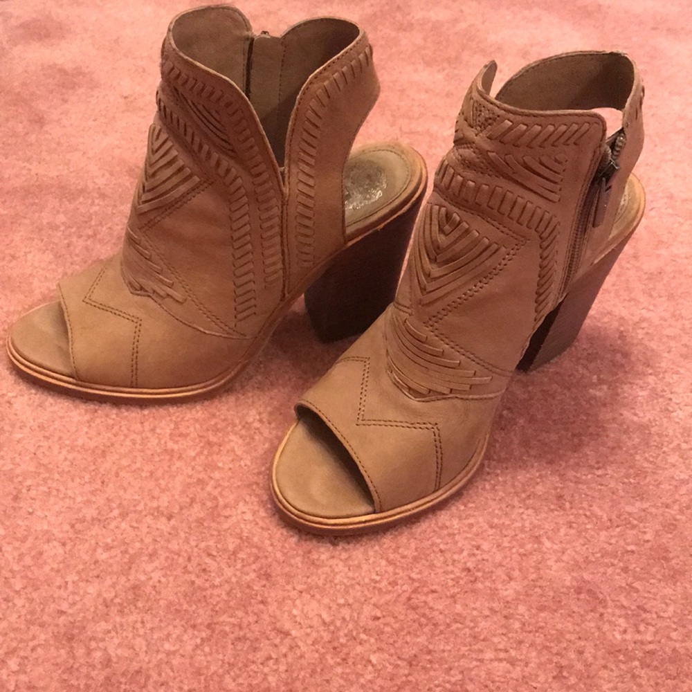Vince Camuto size 8 booties